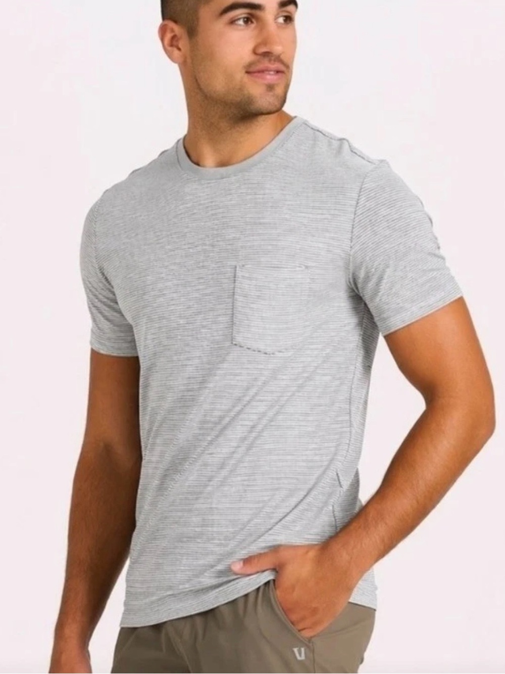 Vuori Men's Linear Tech Tee Stripe Pocket T-Shirt XL Light Grey